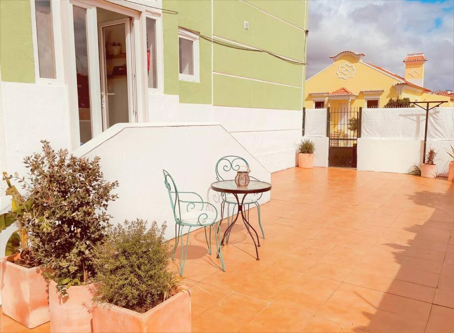 Cozy Apartment With Private Courtyard Barcarena Exterior photo